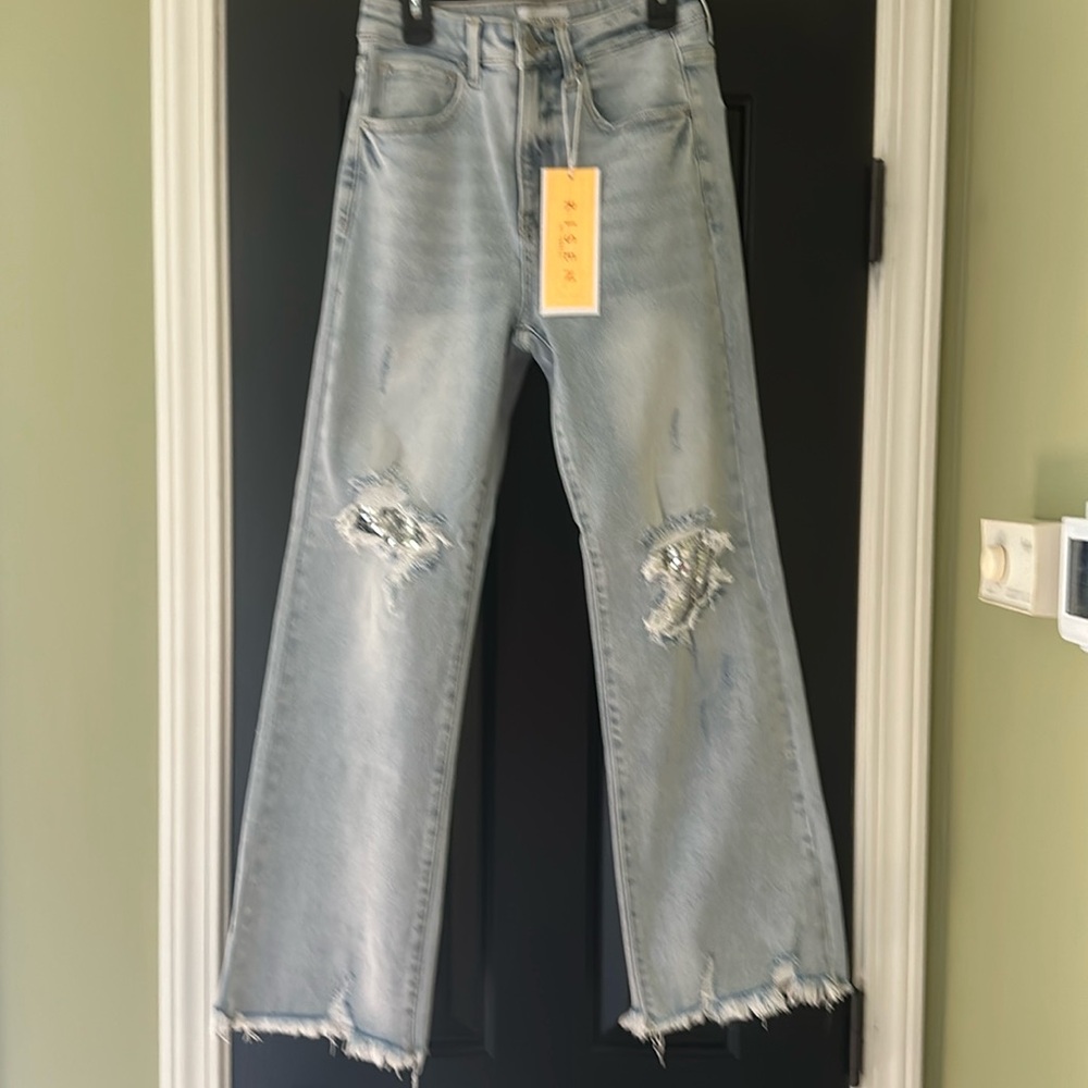 Risen acid washed sequin patch knee’s! Great for concerts, holidays,or for fun!